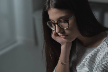 üzgün genç kadın