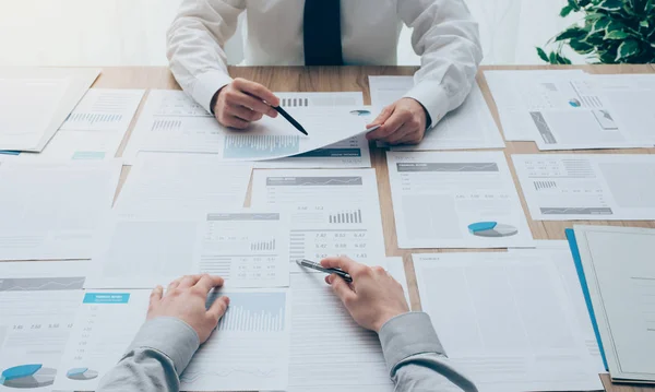 Empresários tendo uma reunião — Fotografia de Stock