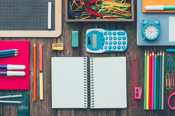 다채로운 연필과 편지지 — 스톡 사진