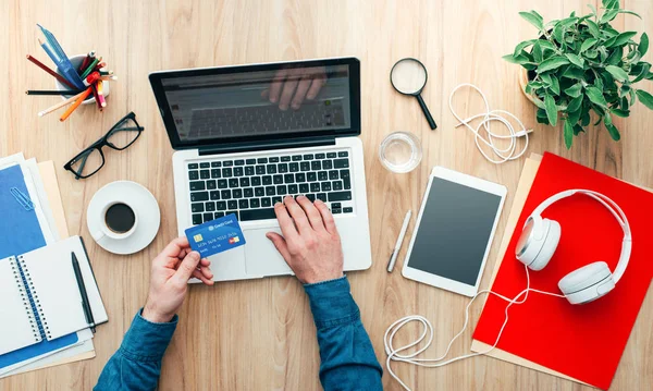 Man purchasing products online — Stock Photo, Image