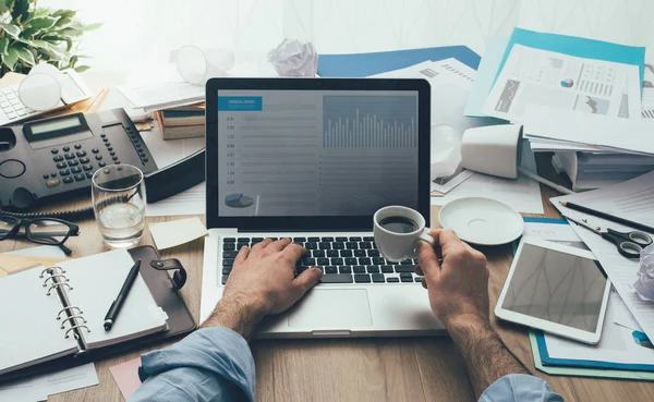 Hombre de negocios trabajando y tomando un café — Foto de Stock