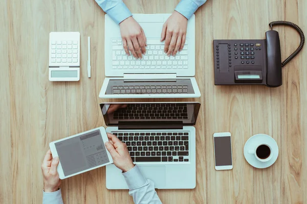 Les hommes d'affaires travaillant dans le bureau — Photo