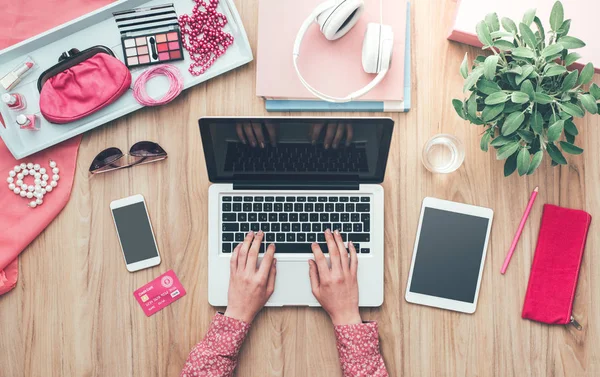 Fashion blogger working at office desk — Stock Photo, Image