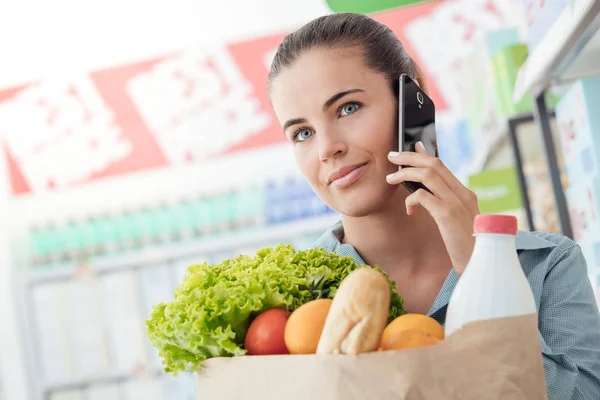 Joven mujer haciendo compras de comestibles —  Fotos de Stock