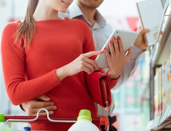 Jong koppel doet boodschappen — Stockfoto