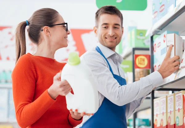 Commessa supermercato aiutare il cliente — Foto Stock