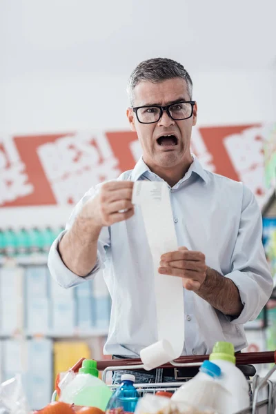 Sorprendido hombre haciendo compras de comestibles —  Fotos de Stock