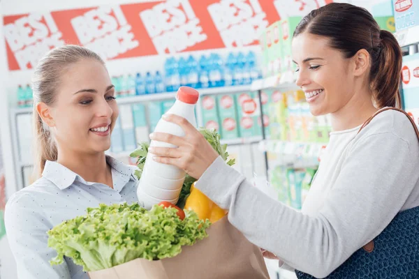 一緒に食料品の買い物をしている女性 — ストック写真