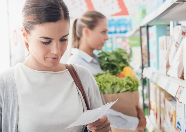 Vrouwen shoppen bij supermarkt — Stockfoto