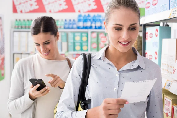 Amigos fazendo compras juntos — Fotografia de Stock