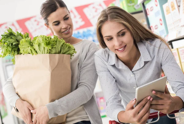 Mujeres haciendo compras de comestibles juntas —  Fotos de Stock