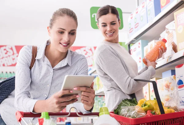 Amies faisant du shopping ensemble — Photo