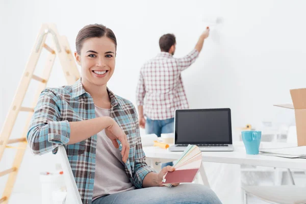 Jovem casal renovando nova casa — Fotografia de Stock