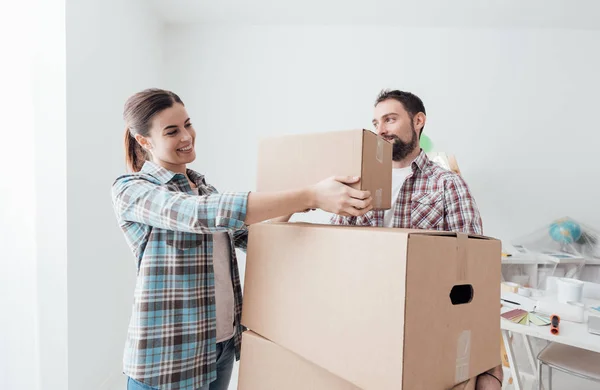 Young couple moving into new house — Stock Photo, Image