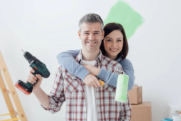 Sorridente coppia facendo lavori di ristrutturazione casa — Foto Stock