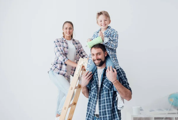 Heureuse famille rénovant une nouvelle maison — Photo