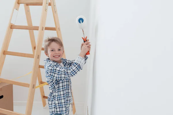 Cute boy painting house wall — Stock Photo, Image