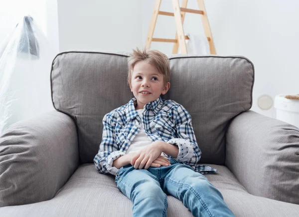 かわいい男の子の家でのんびり — ストック写真