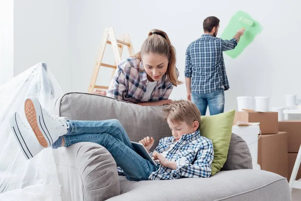 Casa de renovação da família feliz — Fotografia de Stock