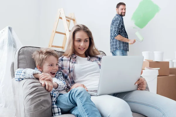 Famiglia felice in una nuova casa — Foto Stock