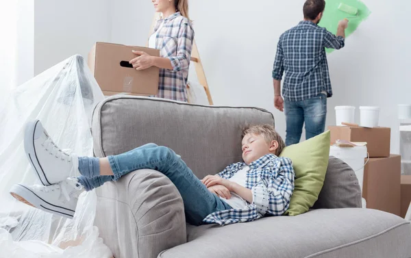 Family moving into new house — Stock Photo, Image