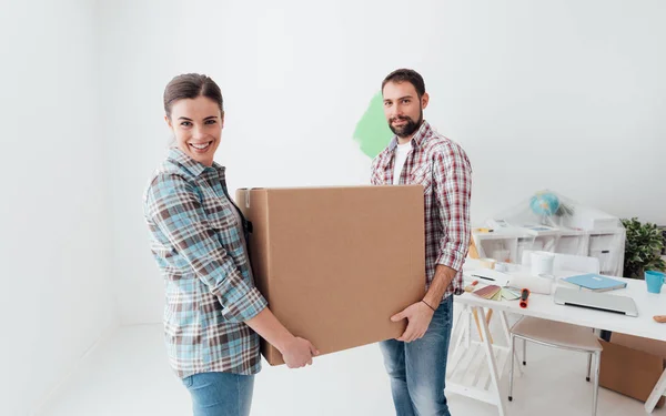 Jovem casal se mudando para nova casa — Fotografia de Stock