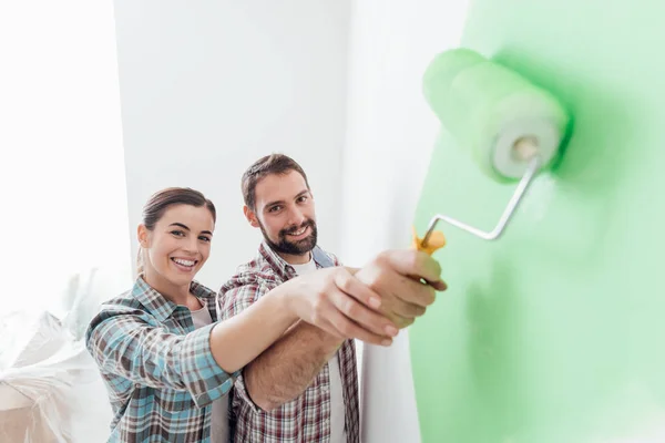 Casal amoroso renovar casa — Fotografia de Stock