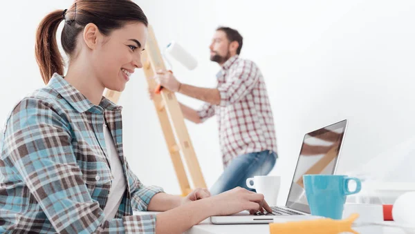 Pareja renovando y remodelando nuevo apartamento — Foto de Stock