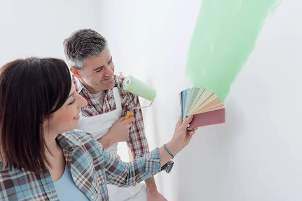 Vrouw kiezen van kleur voor kamer — Stockfoto