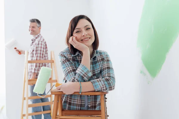 Paar hun huis schilderij — Stockfoto