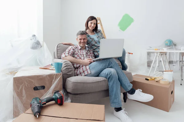 Lyckligt par flyttar in i nytt hus — Stockfoto