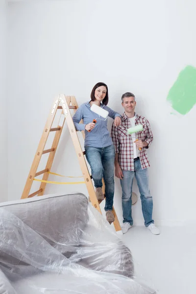 Jovem casal renovando casa — Fotografia de Stock