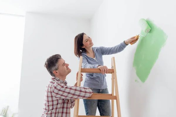 Couple painting walls — Stock Photo, Image