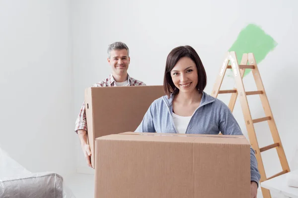 Pareja mudándose a nueva casa — Foto de Stock