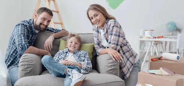 Jong gezin poseren in nieuw huis — Stockfoto