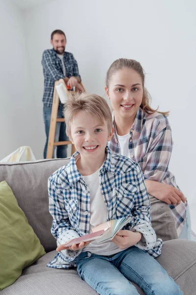 Familia joven renovando y decorando el hogar —  Fotos de Stock