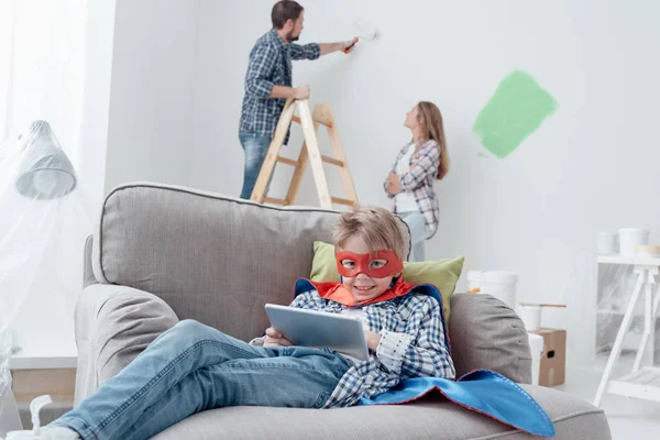 Family doing home makeover — Stock Photo, Image