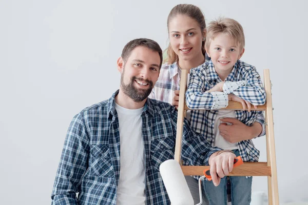 Jong gezin doen thuis makeover — Stockfoto