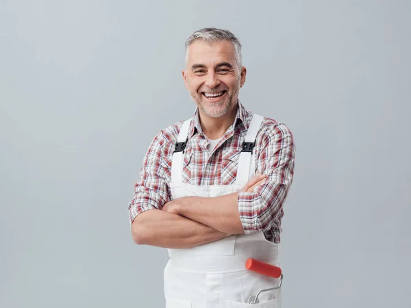 Pintor e decorador posando com os braços cruzados — Fotografia de Stock