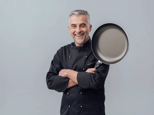 Chef con los brazos cruzados y pan —  Fotos de Stock
