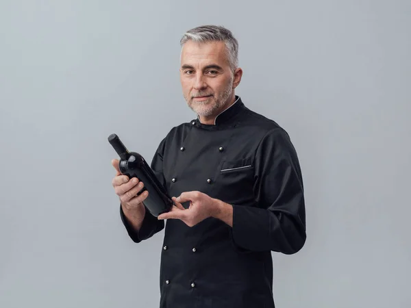 Sommelier holding şişe şarap — Stok fotoğraf