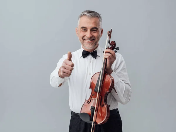 Veselá houslista pózuje s housle — Stock fotografie