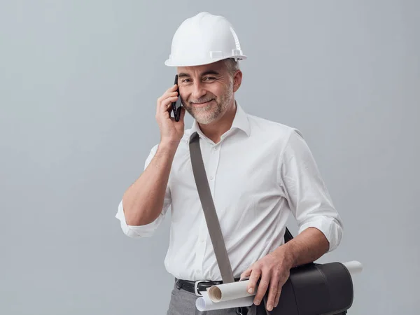 Ingeniero de construcción usando smartphone —  Fotos de Stock