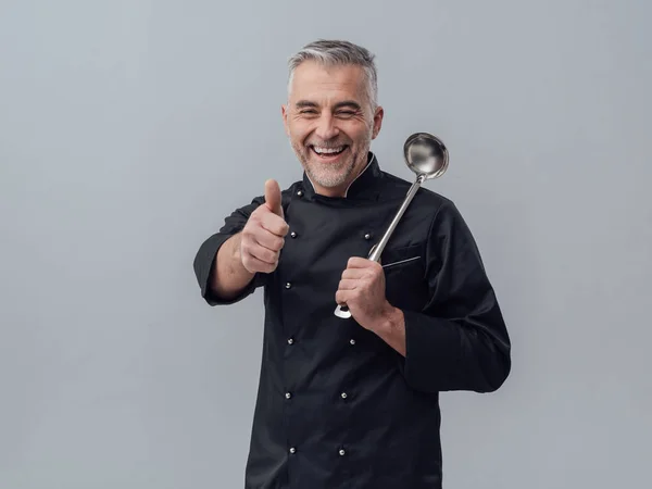 Fiducioso chef con mestolo cucchiaio — Foto Stock