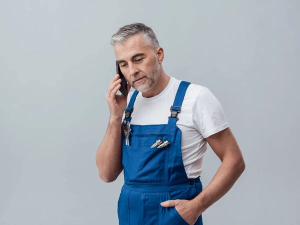 Reparador hablando en smartphone —  Fotos de Stock