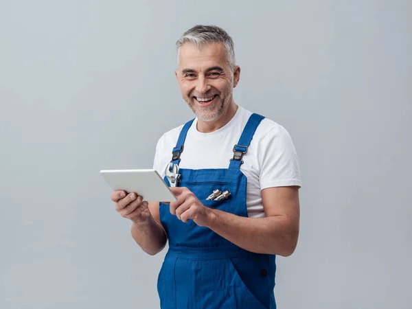 Selbstbewusster Mechaniker mit Tablet — Stockfoto