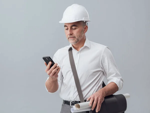 Inżynier budowy, przy użyciu smartfona — Zdjęcie stockowe