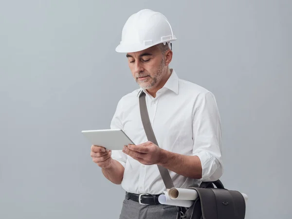 Ingeniero de construcción usando tableta digital —  Fotos de Stock