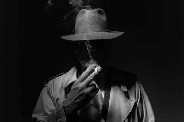Hombre fumando cigarrillo en la oscuridad — Foto de Stock