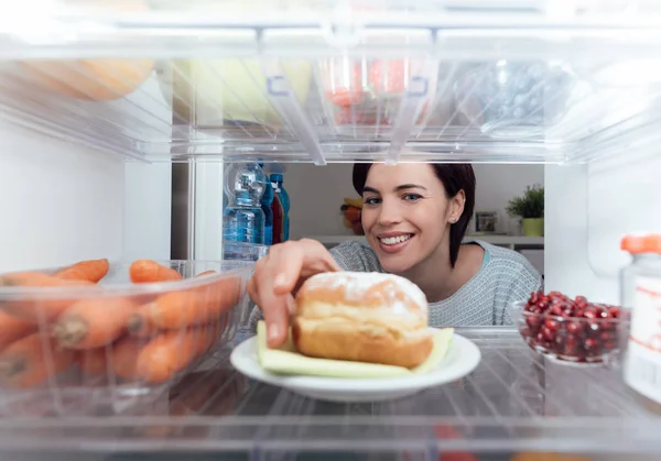 Woman having  unhealthy snack — Stock Photo, Image